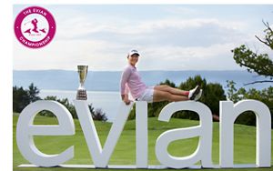 Joueuse de l'Evian Championship assises sur les lettres de "evian" avec son trophée Joueuse de l'Evian Championship assises sur les lettres de "evian" avec son trophée